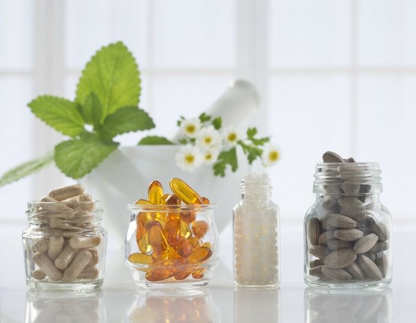 pots en verre contenant des suppléments et vitamines