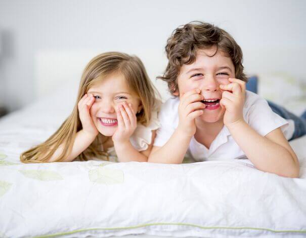 Fillette et garcon enfants faisant des grimaces